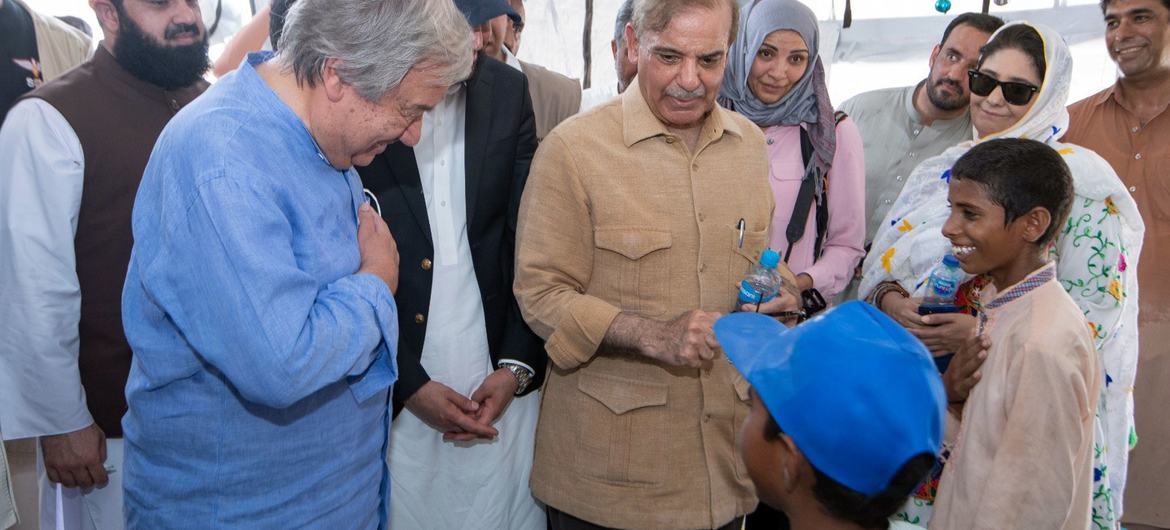 آنتونیو گوترش، دبیرکل آنتونیو گوترش و شهباز شریف، نخست وزیر پاکستان، پس از سیل ویرانگر این کشور، با آوارگان اوستا محمد در استان بلوچستان دیدار کردند.