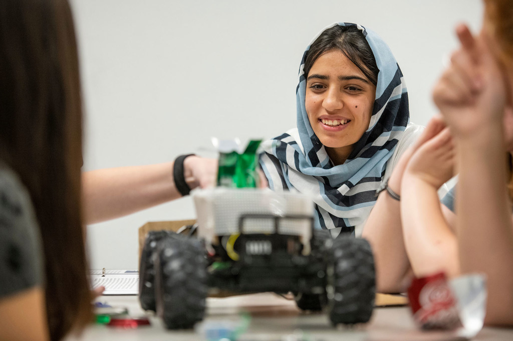 سمیه فاروقی کاپیتان سابق تیم رباتیک دختران افغانستان است.