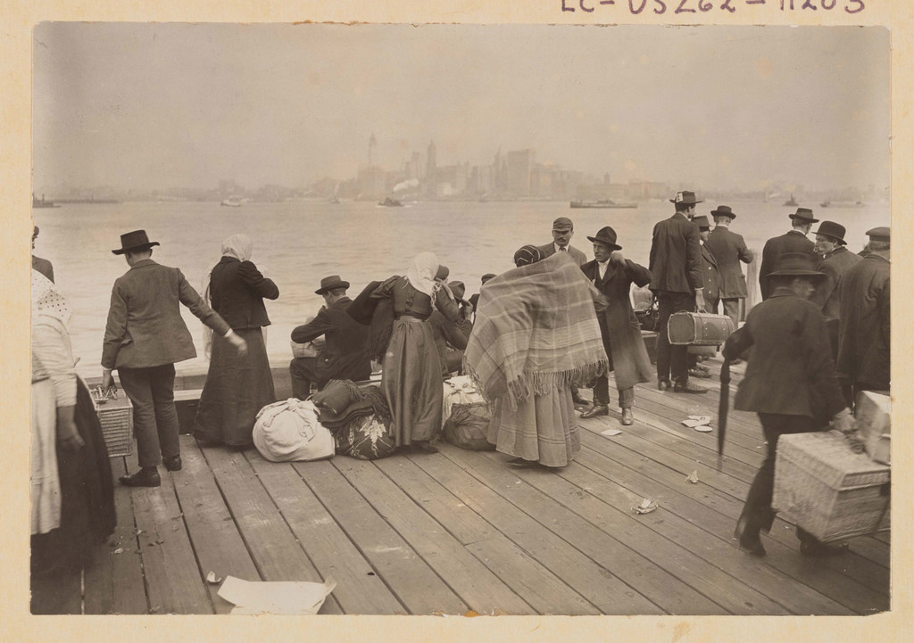 مهاجران منتظر در جزیره الیس در اکتبر 1912.