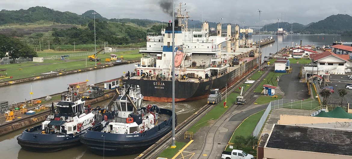 یک کشتی از بخشی از کانال پاناما، یکی از شلوغ ترین مسیرهای تجاری در جهان عبور می کند.