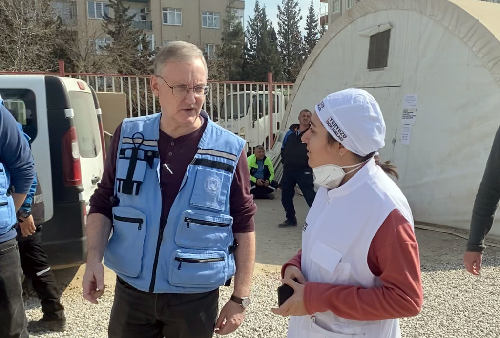 آلوارو رودریگز، مقیم سازمان ملل و هماهنگ‌کننده کمک‌های بشردوستانه برای ترکیه (سمت چپ) توسط یکی از کارکنان پزشکان سراسر ترکیه در اردوگاهی در قهرمان‌ماراش برای افرادی که در اثر زلزله آواره شده‌اند، مطلع می‌شود.