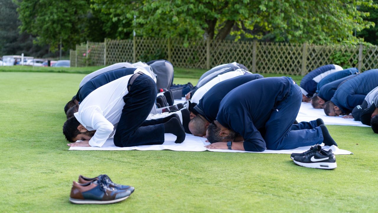 بازی متوقف شد تا به گلف بازان اجازه دهد در طی یک رویداد MGA در Carden Park، Cheshire در ماه مه دعا کنند.