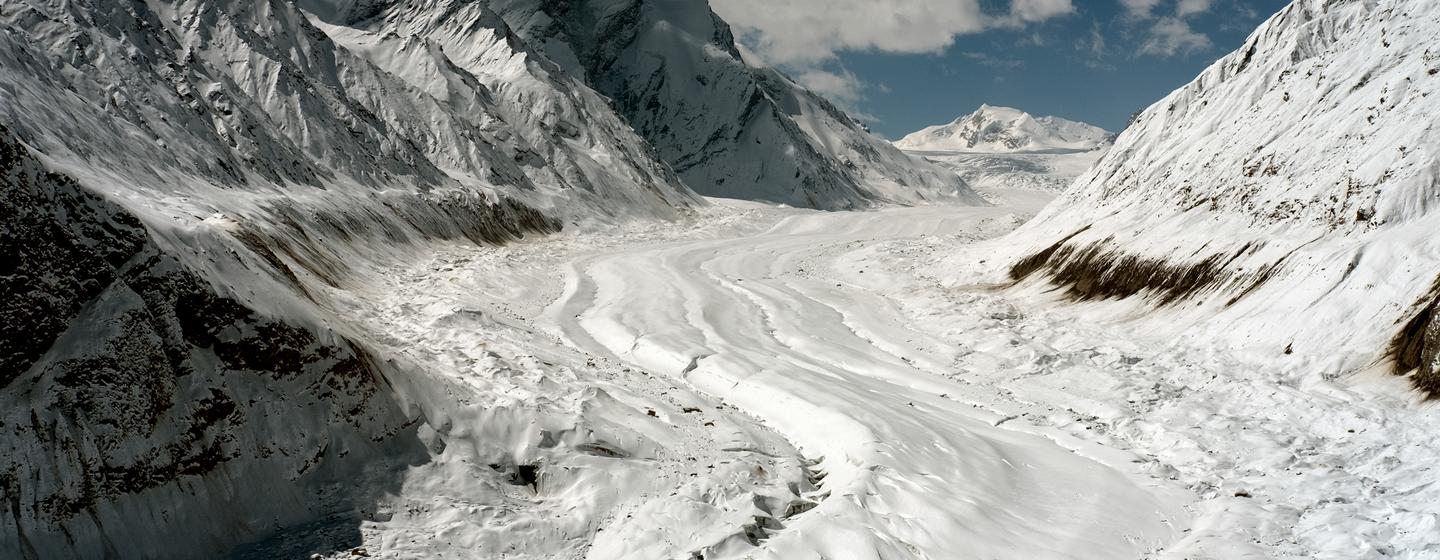 یخچال طبیعی کوهستانی که به دلیل افزایش دما و بارش برف کمتر در منطقه کارگیل هند در حال کوچک شدن است.