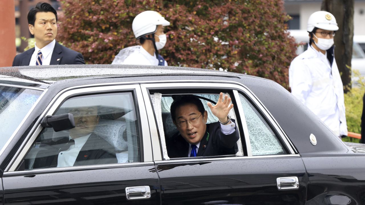 نخست وزیر ژاپن فومیو کیشیدا هنگام خروج از ایستگاه واکایاما پس از ایراد سخنرانی خود در 15 آوریل 2023 دست تکان می دهد. 