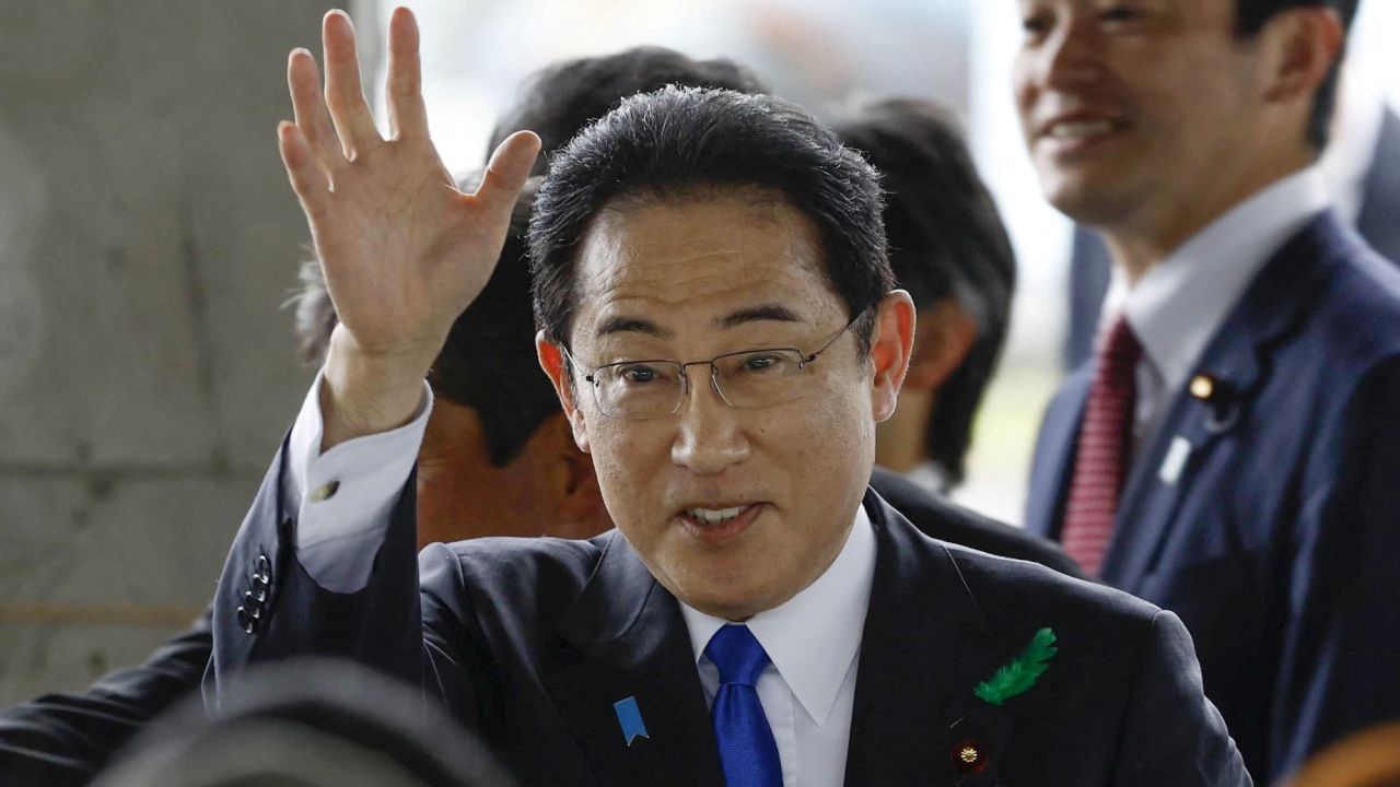 نخست وزیر ژاپن فومیو کیشیدا در بندر ماهیگیری سایکازاکی در واکایاما، جنوب غربی ژاپن، در 15 آوریل 2023.