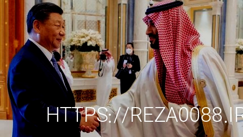 محمد بن سلمان، ولیعهد سعودی، در جریان نشست چین و اعراب در ریاض، عربستان سعودی در 9 دسامبر 2022، با شی جین پینگ، رهبر چین، دست می دهد. 