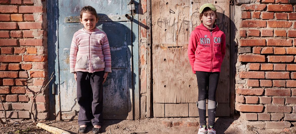 دو دختر در حیاط مدرسه ای در اسلوویانسک اوکراین ایستاده اند.  (فیله)