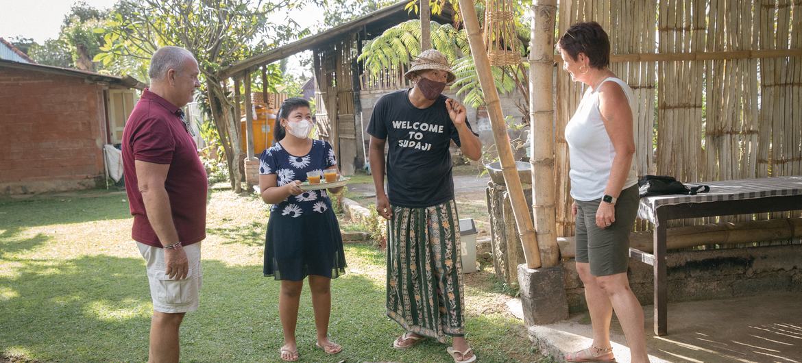 دخا دواندانا و همسرش از مهمانان خود با نوشیدنی سنتی زردچوبه در خانه اقامتی Esa di Kubu در روستای سوداجی، بوللنگ، بالی، اندونزی استقبال می کنند.