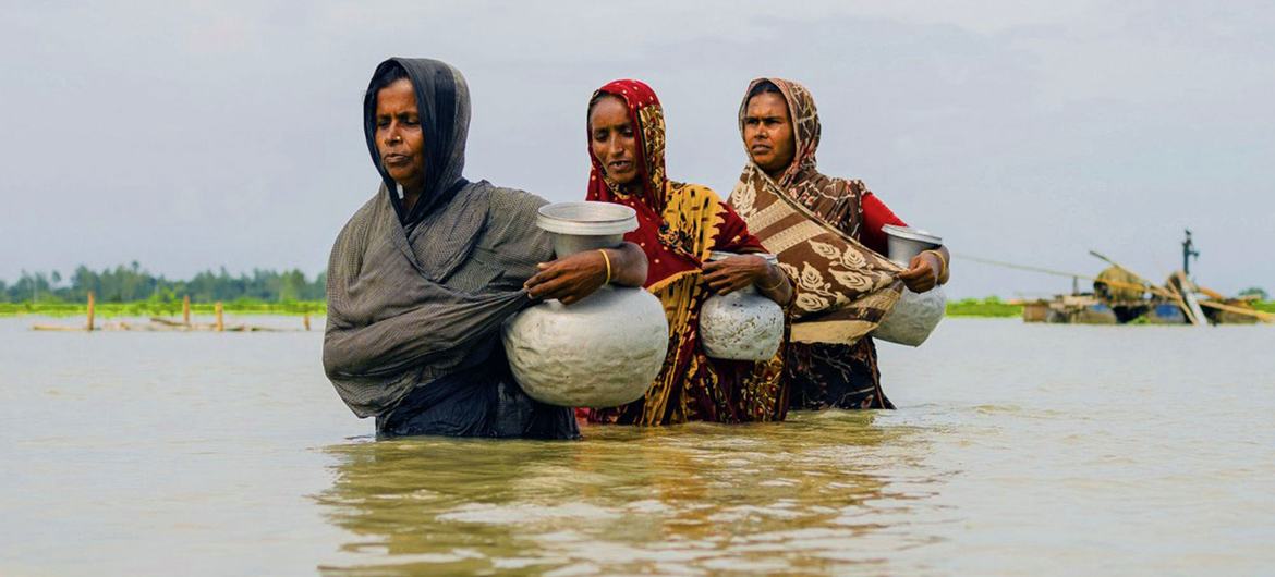 میلیون ها نفر در بنگلادش تحت تاثیر شوک های آب و هوایی مانند سیل قرار گرفته اند. 
