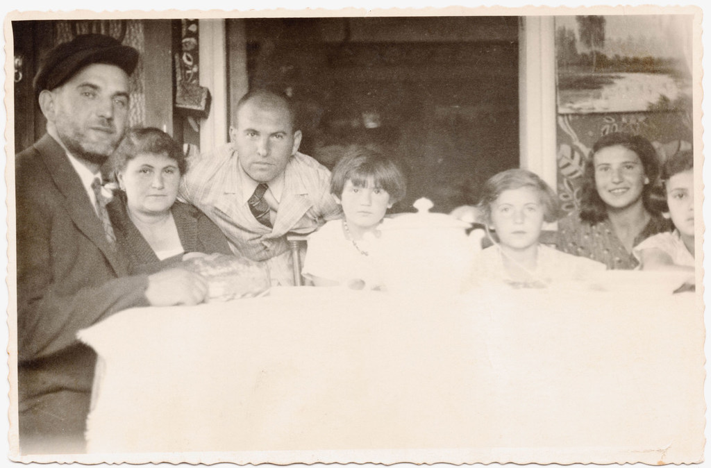 اشمیل و خانواده اش در بولهچو، لهستان، 1934.